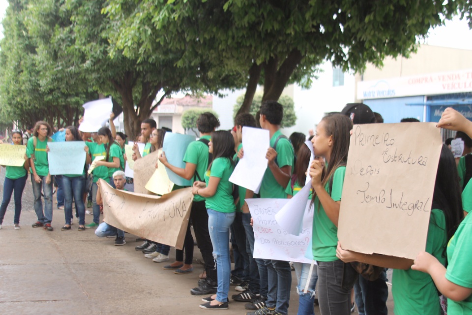 Alunos do Afonso Pena fazem protesto contra a implantação do Ensino Integral