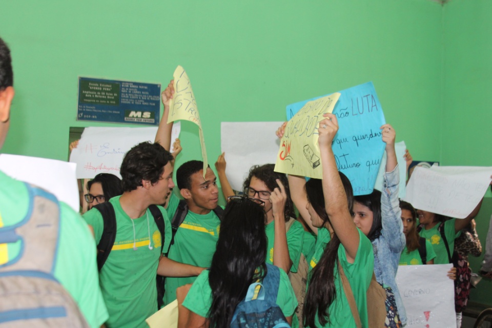 Alunos do Afonso Pena fazem protesto contra a implantação do Ensino Integral