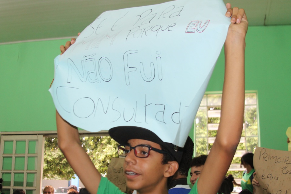 Alunos do Afonso Pena fazem protesto contra a implantação do Ensino Integral