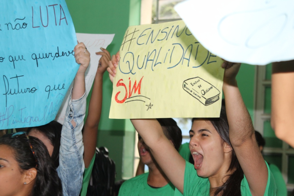 Alunos do Afonso Pena fazem protesto contra a implantação do Ensino Integral