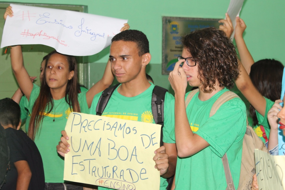 Alunos do Afonso Pena fazem protesto contra a implantação do Ensino Integral