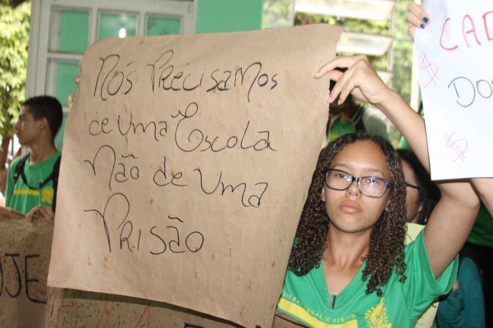 Alunos do Afonso Pena fazem protesto contra a implantação do Ensino Integral