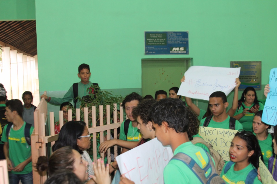 Alunos do Afonso Pena fazem protesto contra a implantação do Ensino Integral