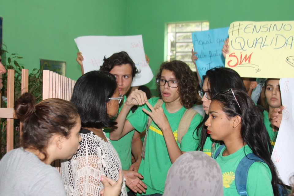 Alunos do Afonso Pena fazem protesto contra a implantação do Ensino Integral