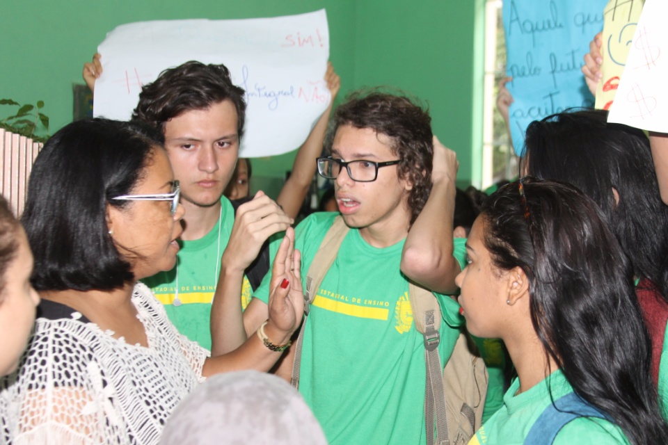 Alunos do Afonso Pena fazem protesto contra a implantação do Ensino Integral