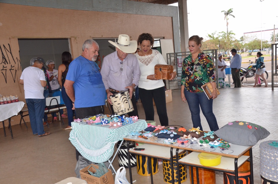 Famílias realizam Feirinha do Vale Renda na Estação Ferroviária