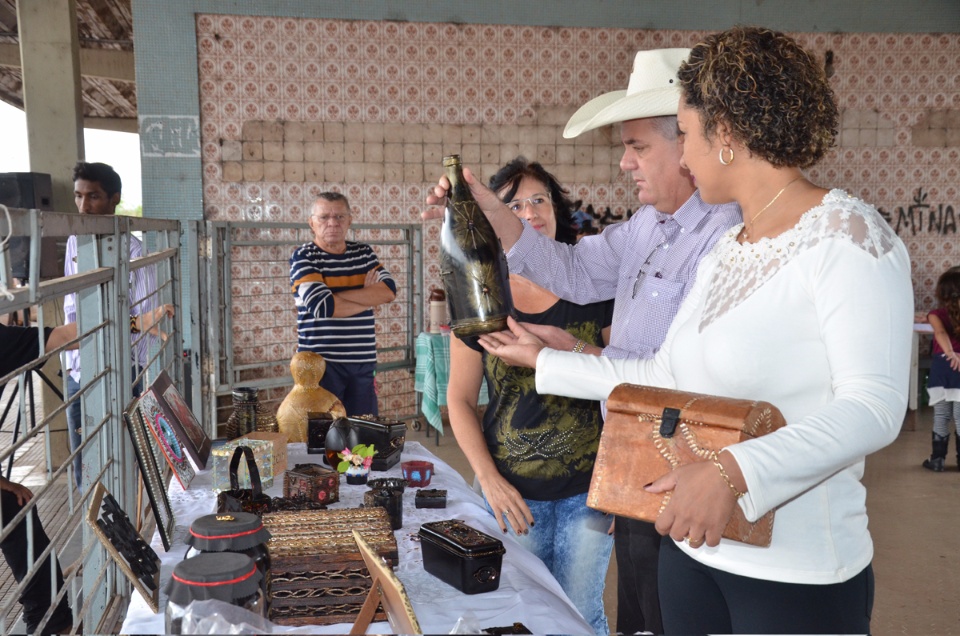 Famílias realizam Feirinha do Vale Renda na Estação Ferroviária