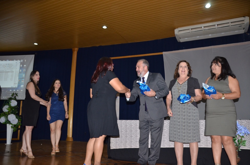 Professoras ganhadoras do Prêmio Professor Destaque recebem notebook de alto padrão