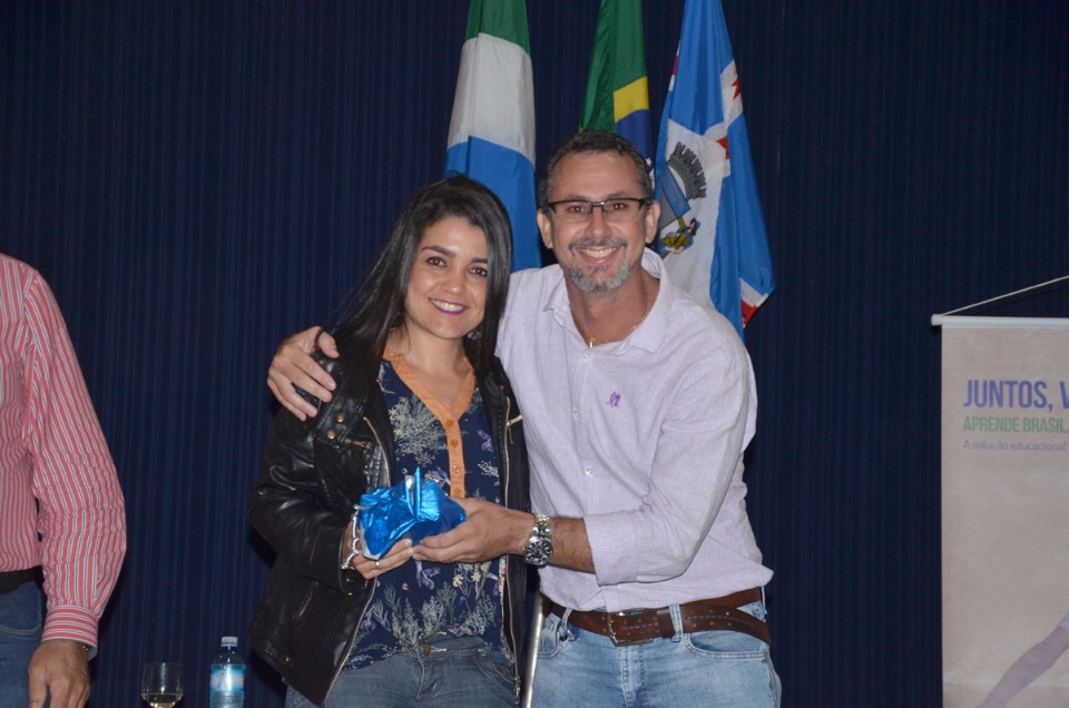 Professoras ganhadoras do Prêmio Professor Destaque recebem notebook de alto padrão