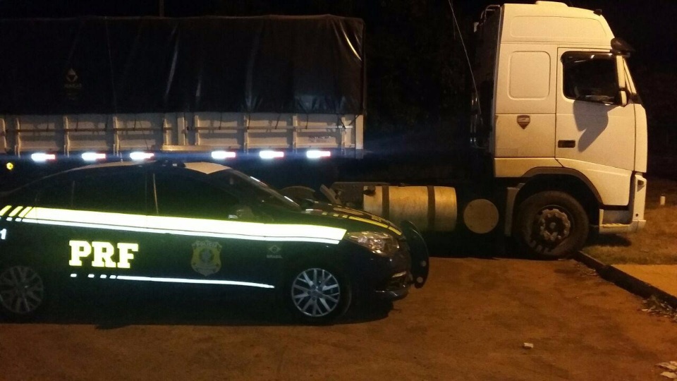 PRF apreende carreta com 35 mil pacotes de cigarro contrabandeados