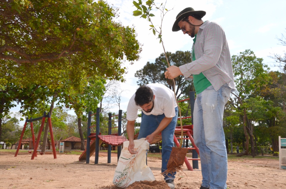 Balneário Municipal recebe plantio de 55 novas mudas de árvores