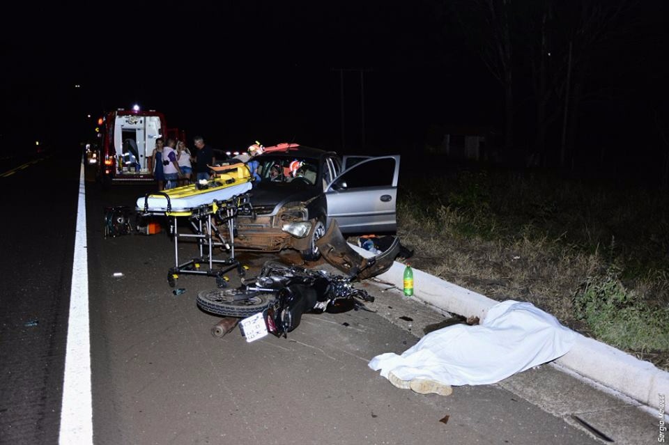 Carro atropela anta, invade pista contrária e mata motociclista na BR-267 em Bataguassu