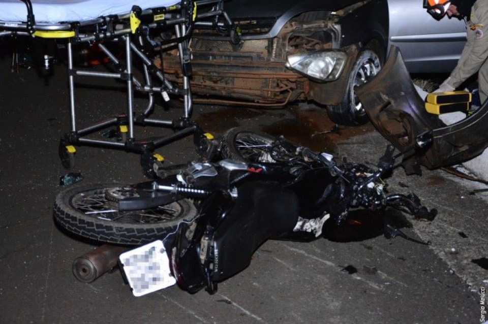 Carro atropela anta, invade pista contrária e mata motociclista na BR-267 em Bataguassu