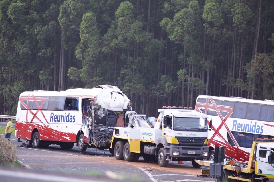 Acidente entre ônibus e caminhão de cana deixa um morto e dezenas de feridos
