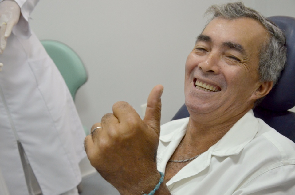 Saúde entrega próteses dentárias a pacientes do Centro de Especialidades Odontológicas