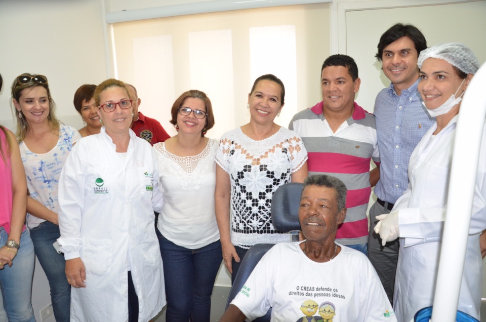 Saúde entrega próteses dentárias a pacientes do Centro de Especialidades Odontológicas