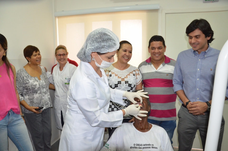 Saúde entrega próteses dentárias a pacientes do Centro de Especialidades Odontológicas
