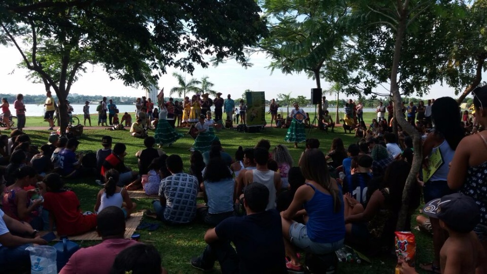 Dança Três reúne aproximadamente 500 pessoas ao ar livre na Lagoa Maior