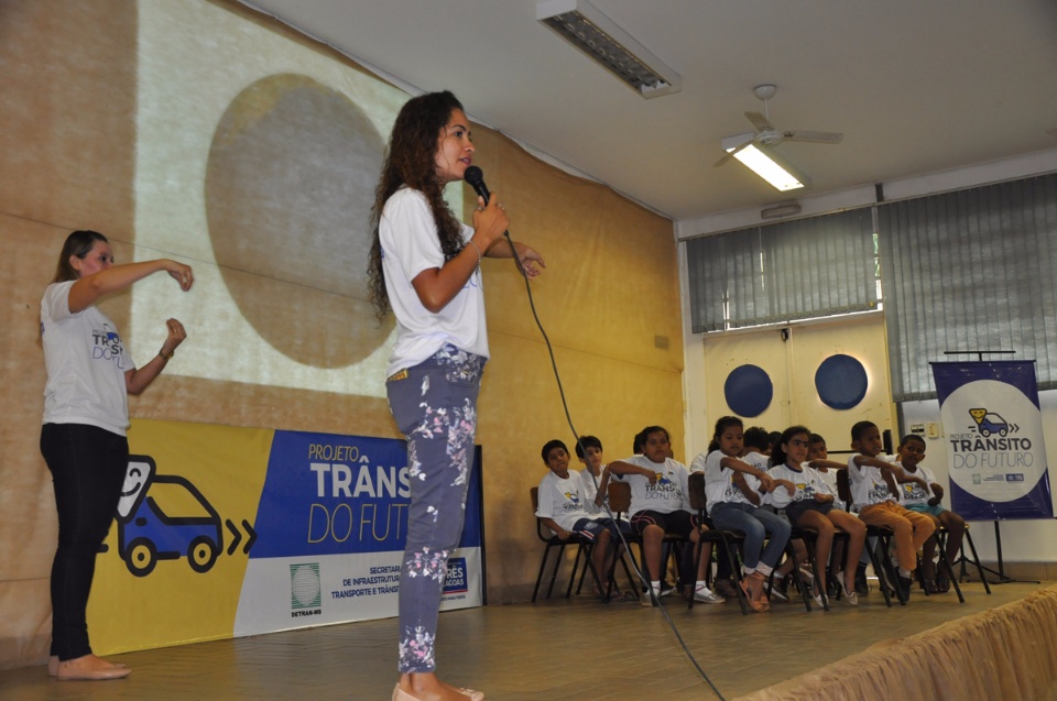 Crianças da Escola Municipal “Eufrosina Pinto” recebem certificado por participação no Projeto Trânsito do Futuro