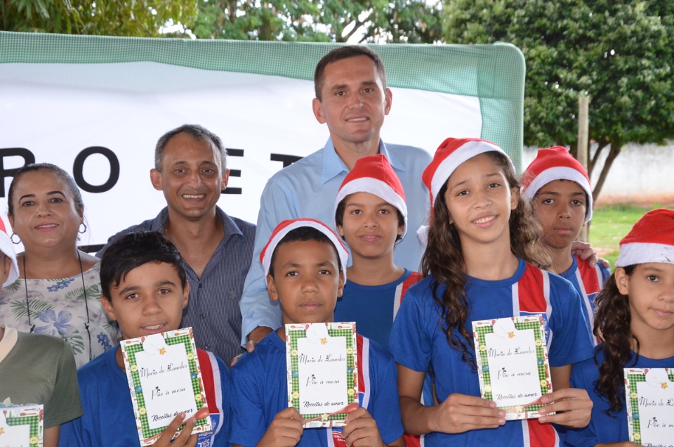 Escola Maria de Lourdes Lopes lança livro de receitas