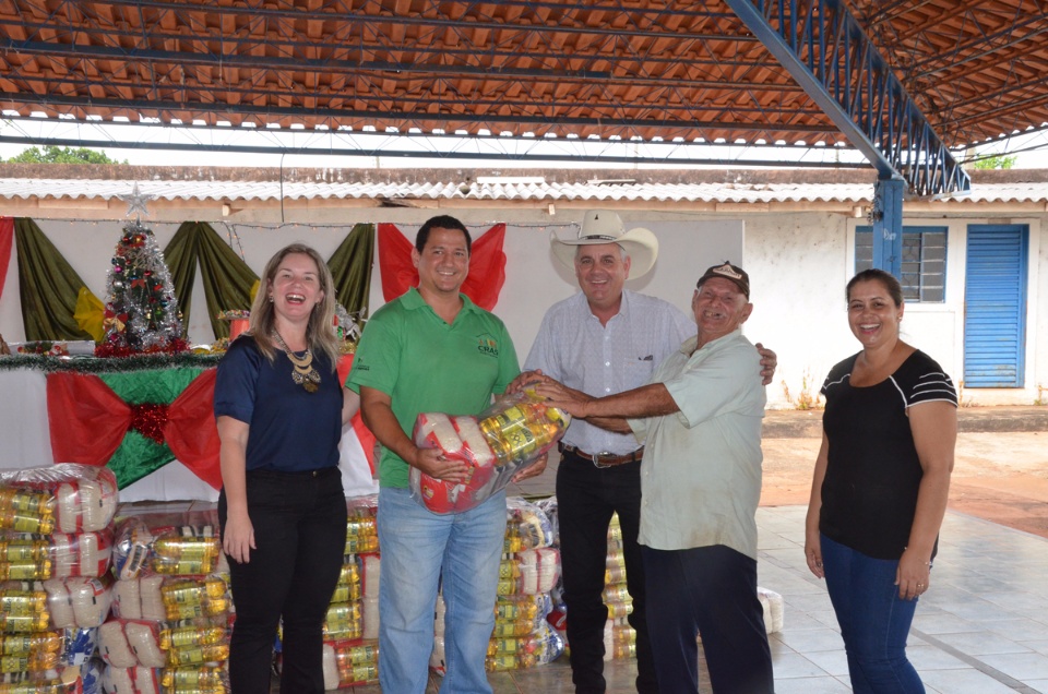 Natal Solidário contempla moradores do Distrito de Arapuá com cestas e brinquedos