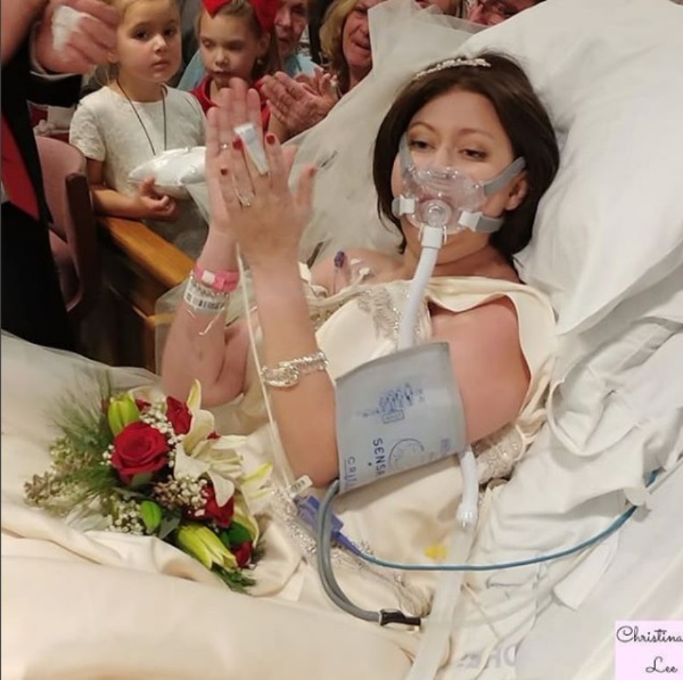 Noiva com câncer morre 18 horas após se casar em hospital: 'Ganhou asas'