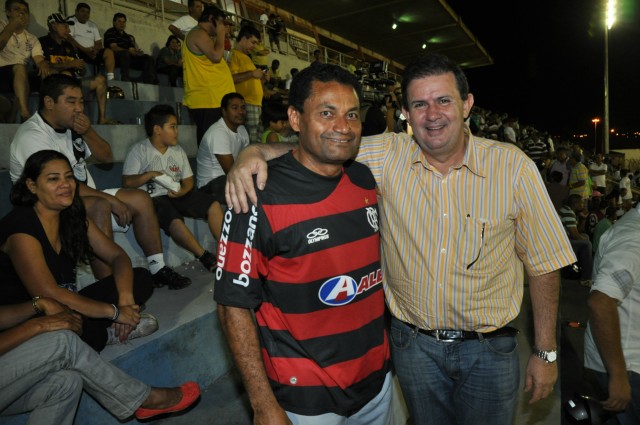 Simone Tebet e Eduardo Rocha prestigiam jogo do Misto no “Madrugadão”