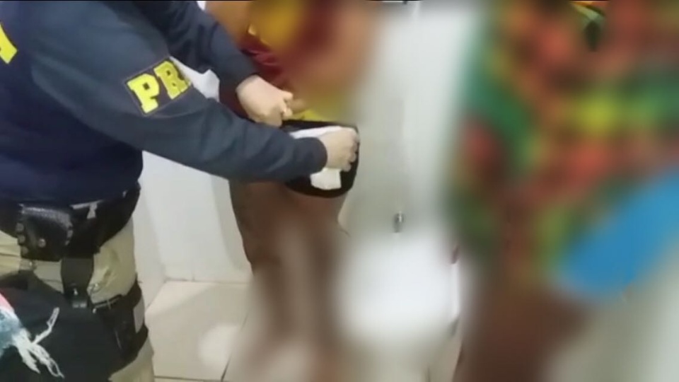PRF prende três pessoas por tráfico de drogas em ônibus interestadual