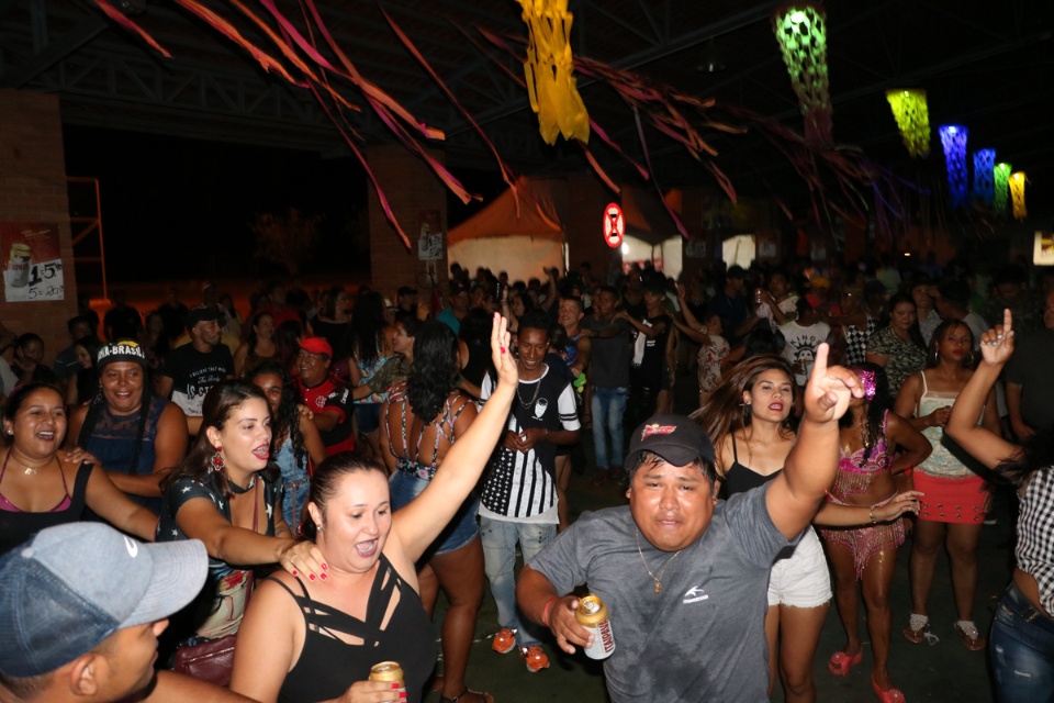 Carnaval 2018 animou foliões no recinto Arenamix e Distrito de Arapuá