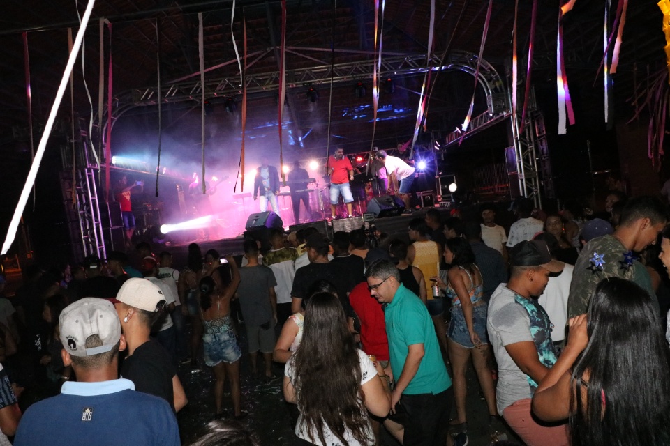 Carnaval 2018 animou foliões no recinto Arenamix e Distrito de Arapuá