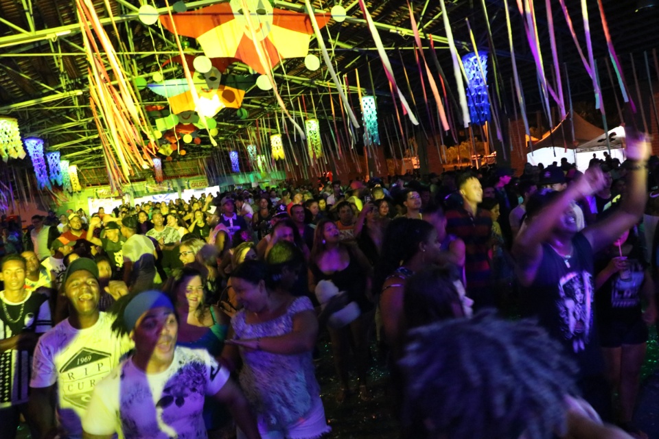 Carnaval 2018 animou foliões no recinto Arenamix e Distrito de Arapuá