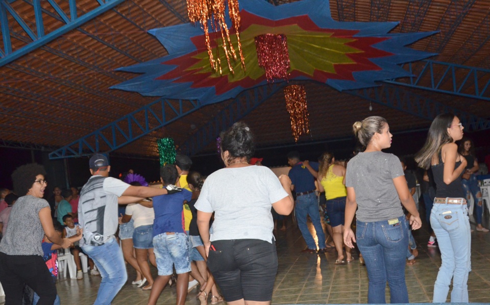 Carnaval 2018 animou foliões no recinto Arenamix e Distrito de Arapuá