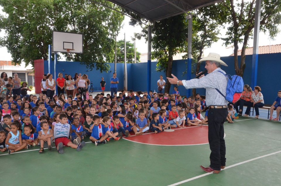 Alunos da Escola Municipal Flausina de Assunção Marinho recebem mais de 400 kits escolares Alunos da Escola Municipal Flausina de Assunção Marinho recebem mais de 400 kits escolares