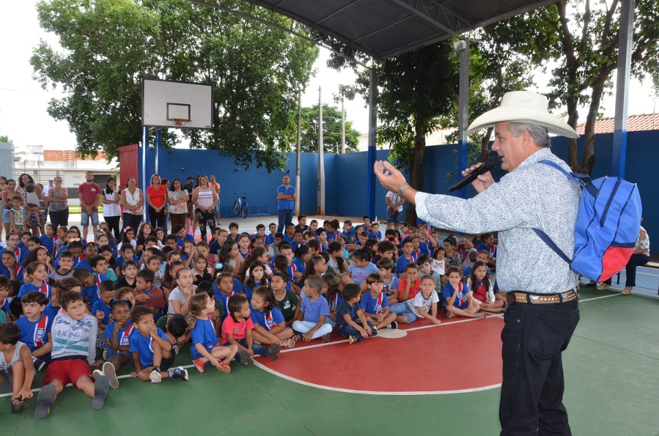 Alunos da Escola Municipal Flausina de Assunção Marinho recebem mais de 400 kits escolares Alunos da Escola Municipal Flausina de Assunção Marinho recebem mais de 400 kits escolares