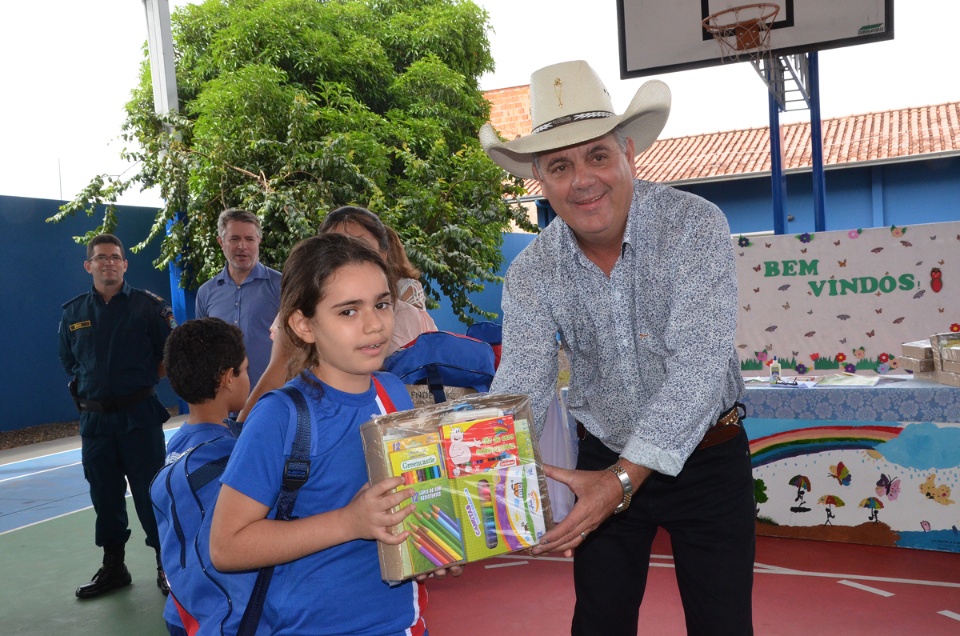 Alunos da Escola Municipal Flausina de Assunção Marinho recebem mais de 400 kits escolares Alunos da Escola Municipal Flausina de Assunção Marinho recebem mais de 400 kits escolares