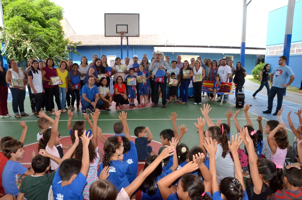 Alunos da Escola Municipal Flausina de Assunção Marinho recebem mais de 400 kits escolares