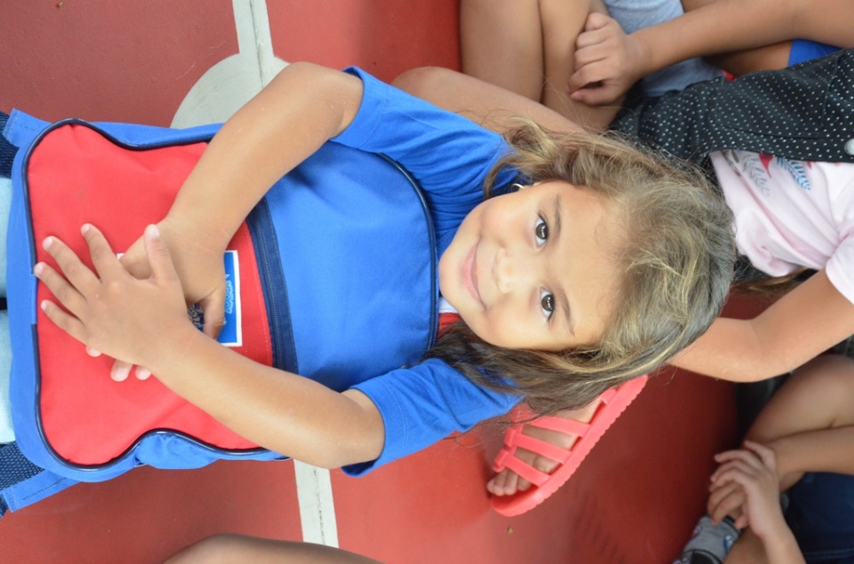 Alunos da Escola Municipal Flausina de Assunção Marinho recebem mais de 400 kits escolares Alunos da Escola Municipal Flausina de Assunção Marinho recebem mais de 400 kits escolares