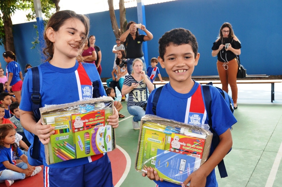 Alunos da Escola Municipal Flausina de Assunção Marinho recebem mais de 400 kits escolares Alunos da Escola Municipal Flausina de Assunção Marinho recebem mais de 400 kits escolares