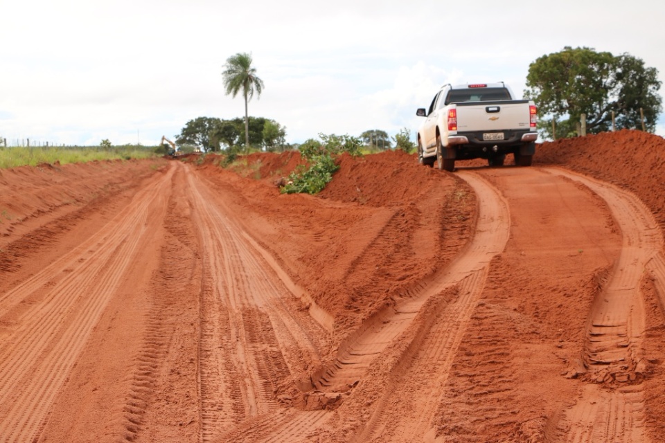 Prefeito de Três Lagoas acompanha manutenção das estradas rurais