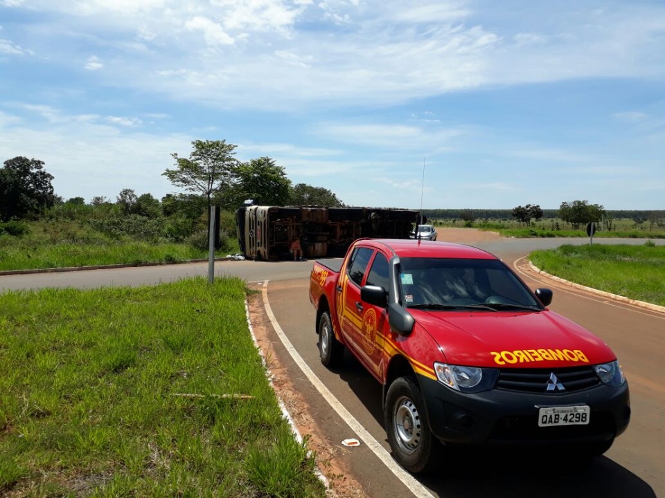 Carreta tomba em Três Lagoas e motorista fica ferido