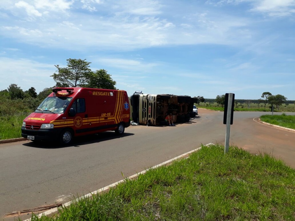 Carreta tomba em Três Lagoas e motorista fica ferido