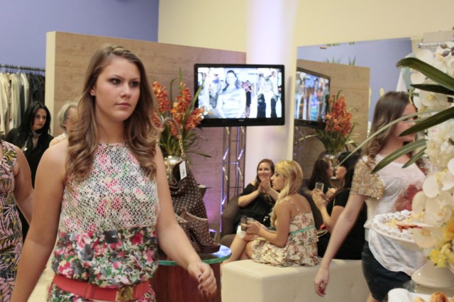 Desfile Coleção Primavera/Verão da loja Vitória Flor Desfile Coleção Primavera/Verão da loja Vitória Flor