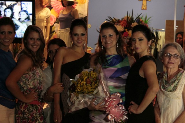 Desfile Coleção Primavera/Verão da loja Vitória Flor Desfile Coleção Primavera/Verão da loja Vitória Flor