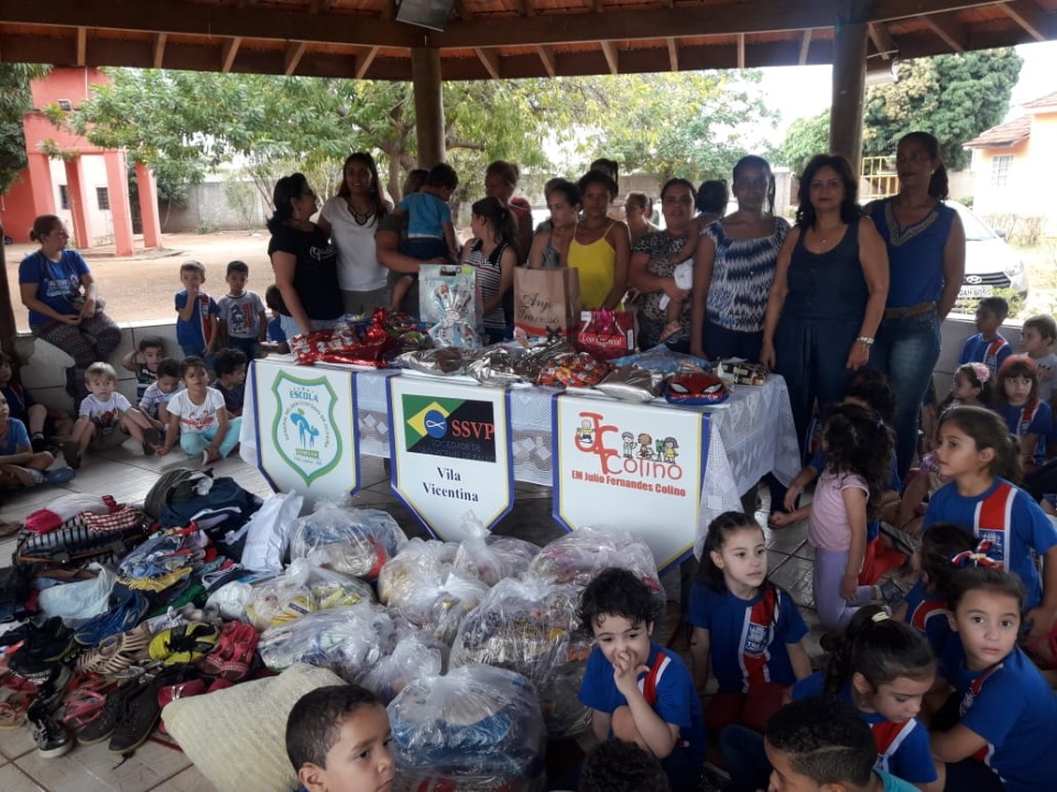 Alunos de Escolas Municipais de Três Lagoas se unem para ajudar famílias da “Vila Vicentina” Alunos de Escolas Municipais de Três Lagoas se unem para ajudar famílias da “Vila Vicentina”