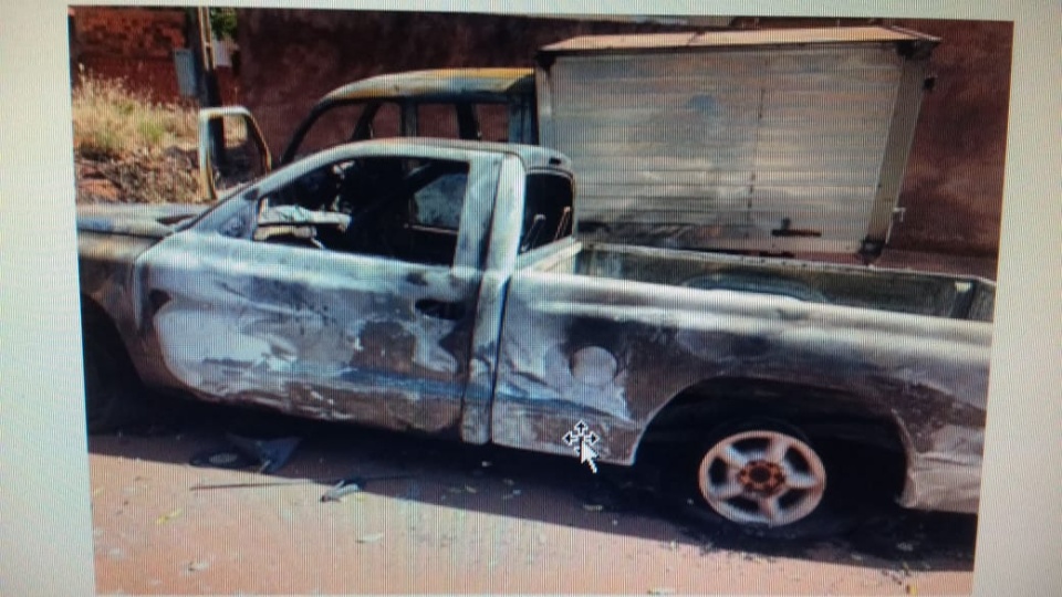 Com ciúmes do ex, mulher põe fogo em 7 carros em Selvíria Com ciúmes do ex, mulher põe fogo em 7 carros em Selvíria