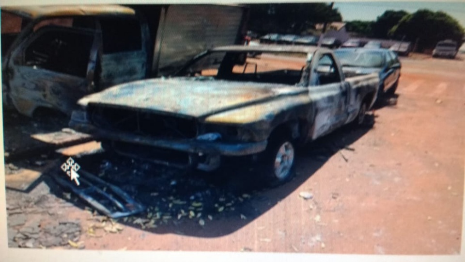 Com ciúmes do ex, mulher põe fogo em 7 carros em Selvíria Com ciúmes do ex, mulher põe fogo em 7 carros em Selvíria