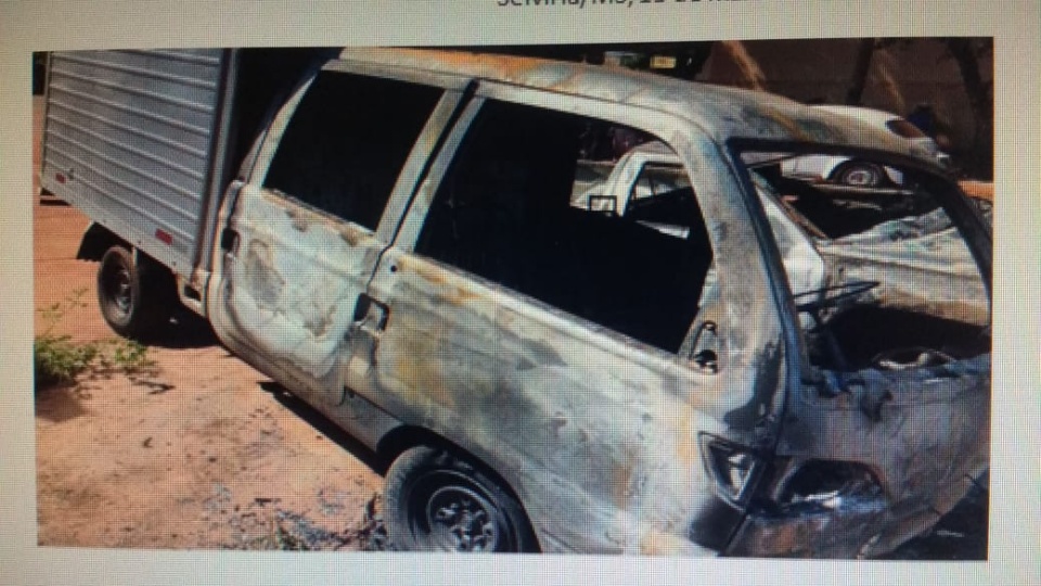 Com ciúmes do ex, mulher põe fogo em 7 carros em Selvíria Com ciúmes do ex, mulher põe fogo em 7 carros em Selvíria