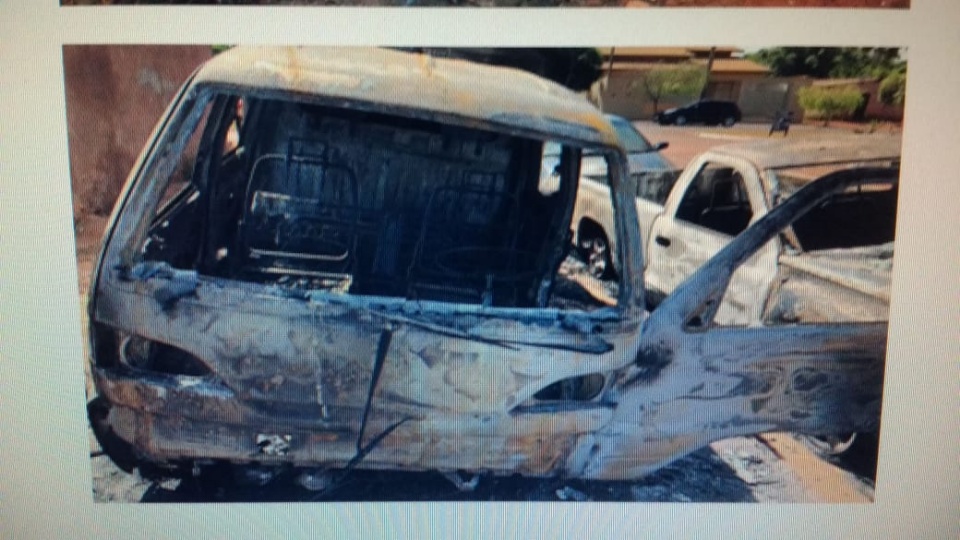 Com ciúmes do ex, mulher põe fogo em 7 carros em Selvíria Com ciúmes do ex, mulher põe fogo em 7 carros em Selvíria