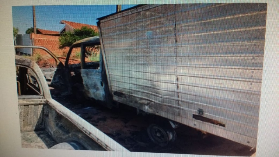 Com ciúmes do ex, mulher põe fogo em 7 carros em Selvíria Com ciúmes do ex, mulher põe fogo em 7 carros em Selvíria
