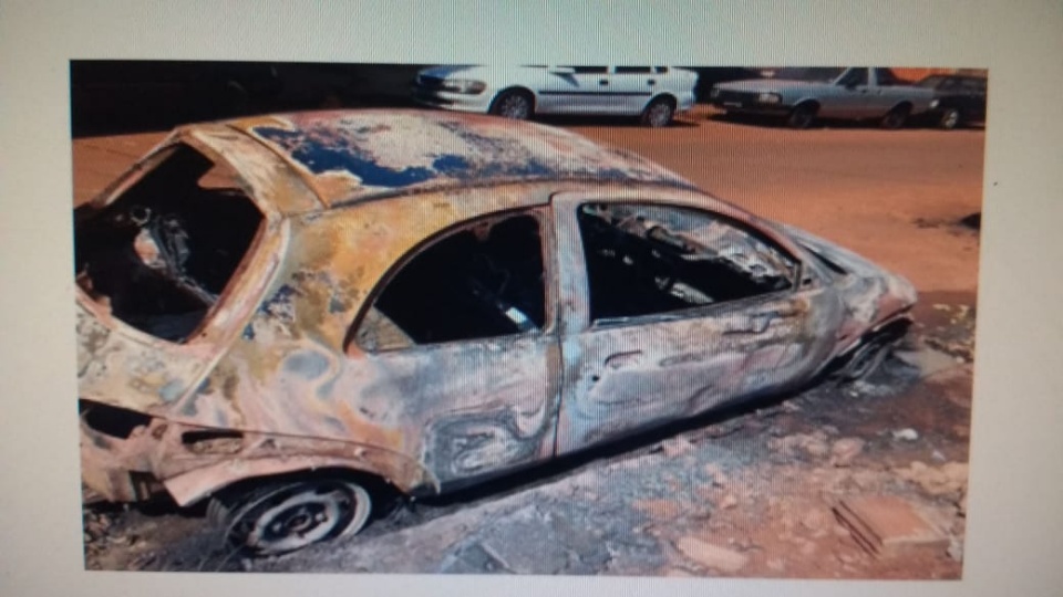 Com ciúmes do ex, mulher põe fogo em 7 carros em Selvíria Com ciúmes do ex, mulher põe fogo em 7 carros em Selvíria